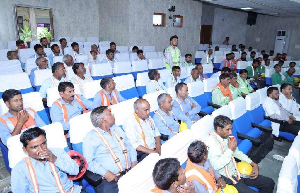 अंतर्राष्ट्रीय श्रमिक दिवस पर एनटीपीसी औरैया मेंश्रमिकों के लिए विशेष व्याख्यान कार्यक्रम आयोजित