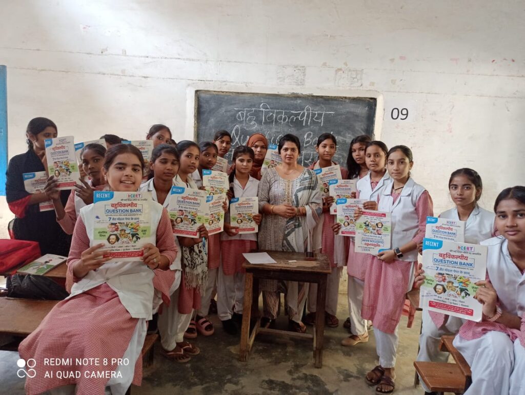 ओजस्वी फाउंडेशन द्वारा हाईस्कूल विद्यार्थियों को बहुविकल्पीय प्रश्न पुस्तकों का वितरण