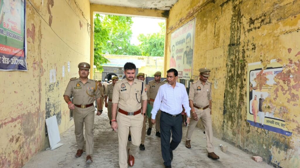 जिलाधिकारी व पुलिस कप्तान औरैया ने टीम के साथ भ्रमण कर परीक्षा केंद्रों का लिया जायजा