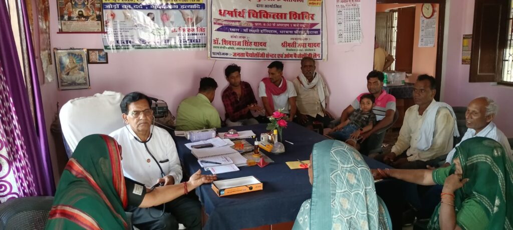 धर्मार्थ चिकित्सा शिविर में रोगियों हुजूम