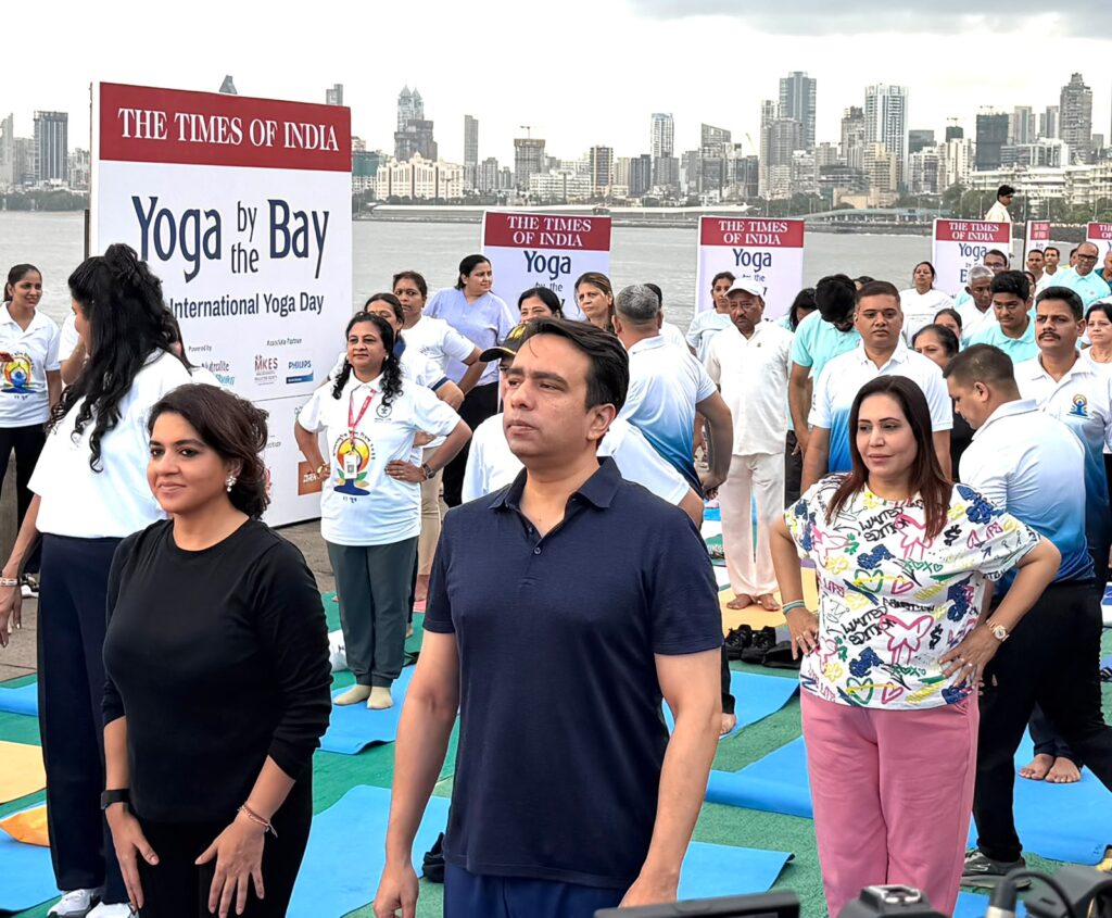जायंट्स वेलफेयर फाउंडेशन द्वारा आयोजित अंतर्राष्ट्रीय योग दिवस के अवसर पर मुंबई के मरीन ड्राइव पर उमड़ी भीड़