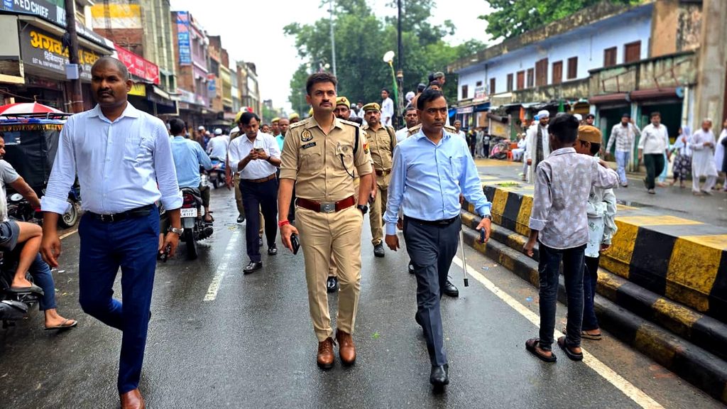 जिलाधिकारी औरैया एवं पुलिस अधीक्षक औरैया द्वारा बारावफात पर्व के दृष्टिगत थाना कोतवाली औरैया क्षेत्र में भ्रमणशील रहकर विभिन्न स्थानों पर निकल रहे बारावफात जुलूसों का निरीक्षण किया गया। इस दौरान ड्यूटी पर तैनात पुलिस अधिकारियों/कर्मचारियों को सतर्कता एवं मुस्तैदी के साथ ड्यूटी करने, जुलूस के दौरान सुरक्षा व्यवस्था बनाए रखने तथा कानून-व्यवस्था पर सतत निगरानी रखने के संबंध में आवश्यक दिशा-निर्देश दिए गए। तथा आमजन से बारावफात पर्व को आपसी प्रेम, भाईचारे, शांति एवं सौहार्दपूर्ण वातावरण में मनाने तथा प्रशासन द्वारा जारी दिशा-निर्देशों का पालन करने की अपील की गई।